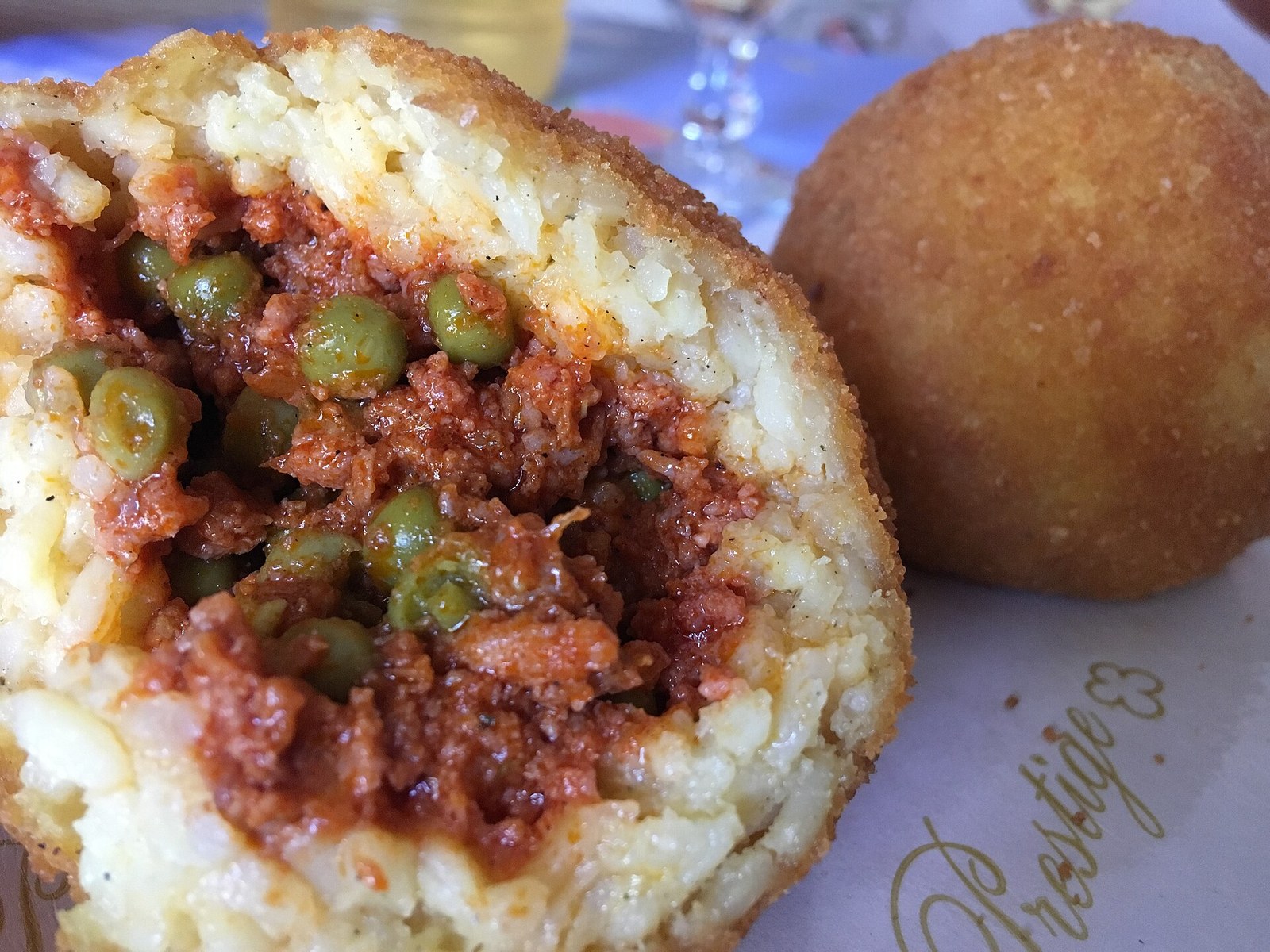 Arancino siciliano dorato, street food classico di Catania
