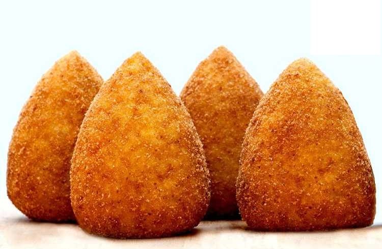 Arancini siciliani dorati appena fritti