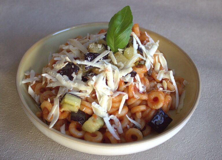 Pasta alla Norma con pomodoro, melanzane fritte e ricotta salata, piatto tipico di Catania