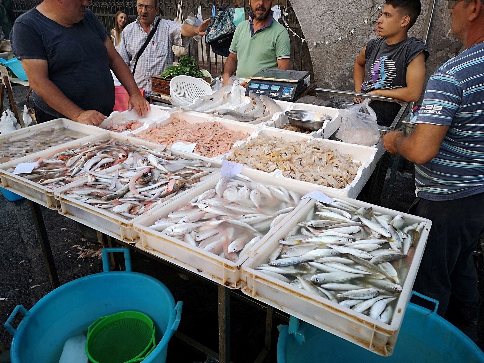 Banchi di pesce fresco al mercato della Pescheria di Catania