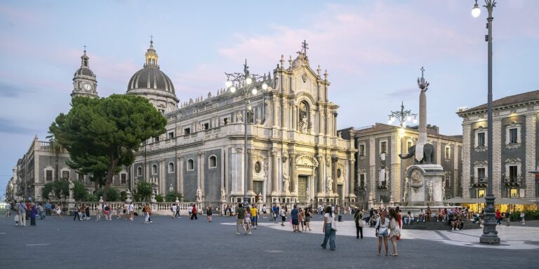 Piazza del Duomo a Catania con la Cattedrale di Sant'Agata e la fontana dell'Elefante