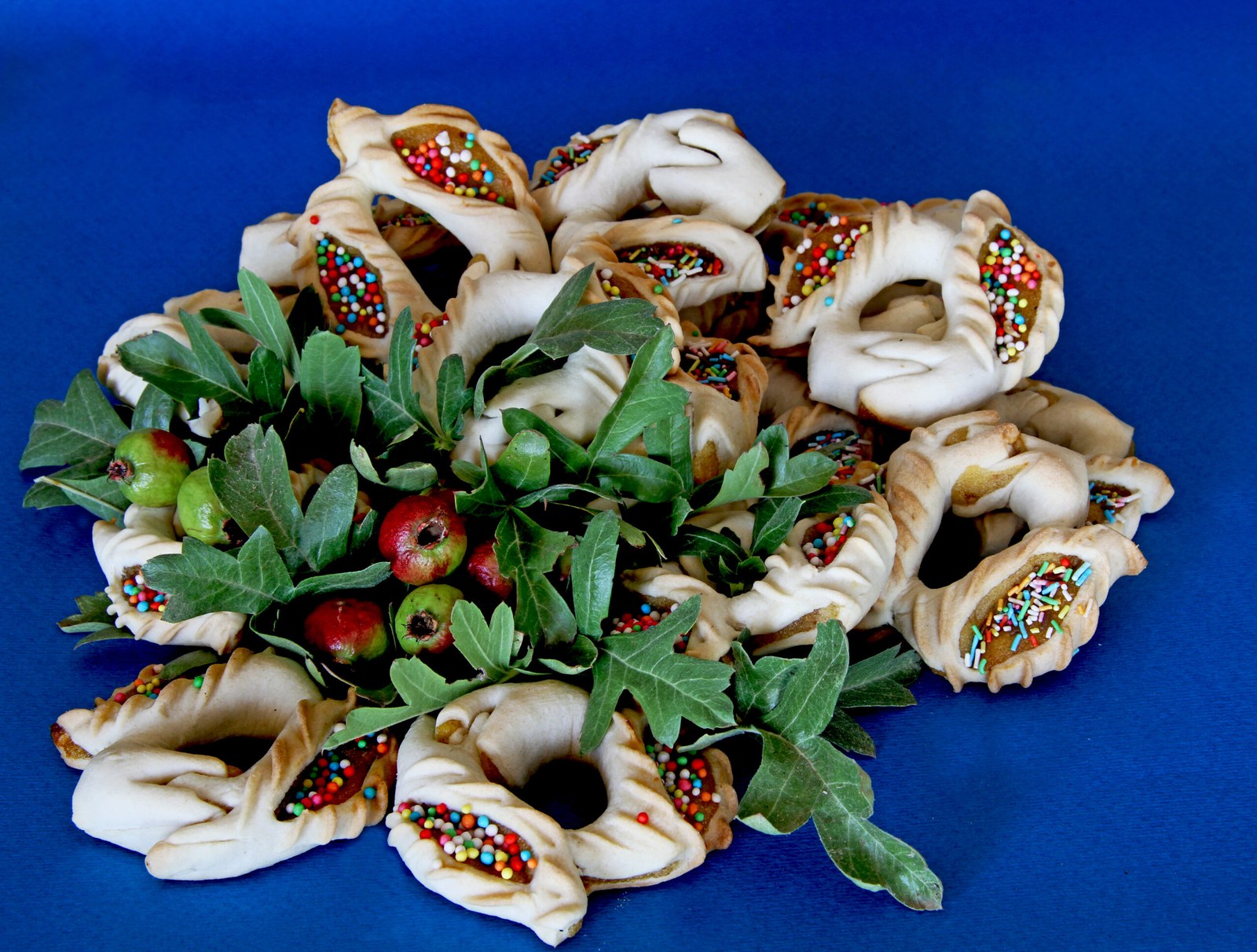 Buccellato — traditional Sicilian Christmas ring-shaped pastry filled with figs, almonds and candied fruit, baked across Sicily during the December holiday season