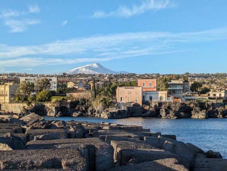 L'Etna visto dalla costa di Catania, zona Ognina, con il cono innevato in lontananza