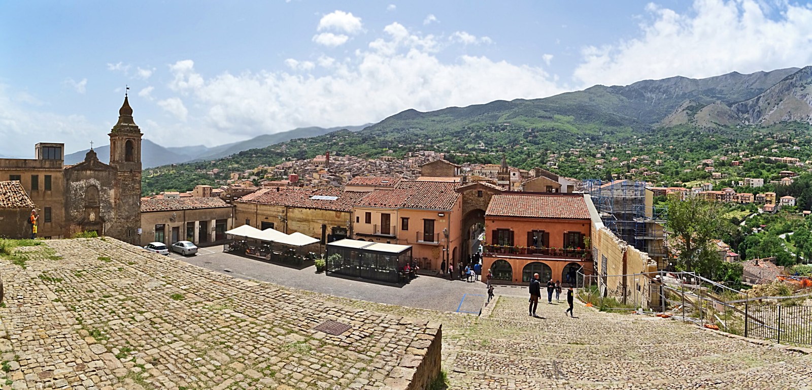 Castelbuono panorama del borgo Madonie — Sicily mountain town autumn hiking park