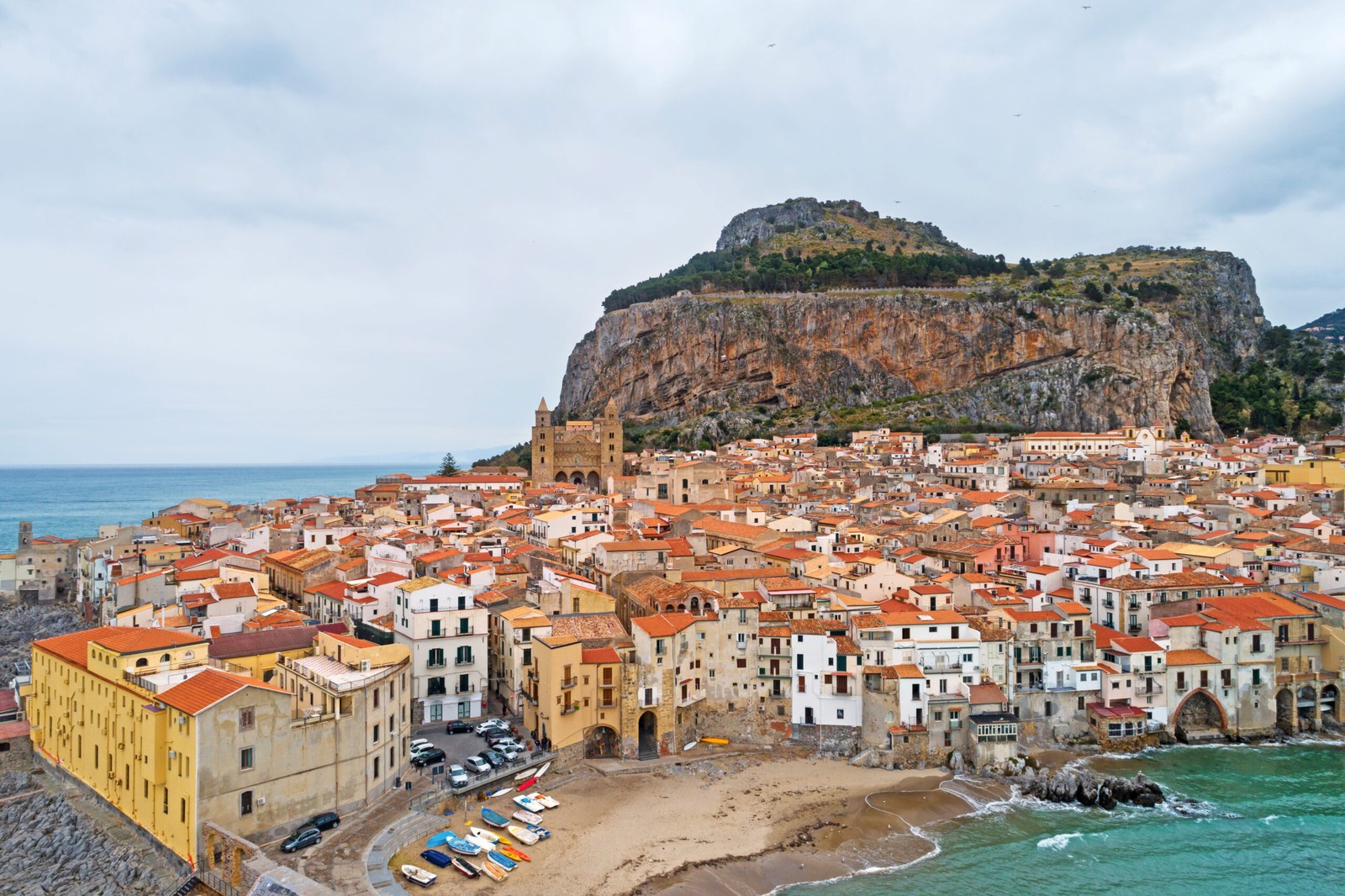 Cefalù vista panoramica con la Rocca e il borgo medievale — west Sicily October destination Norman cathedral