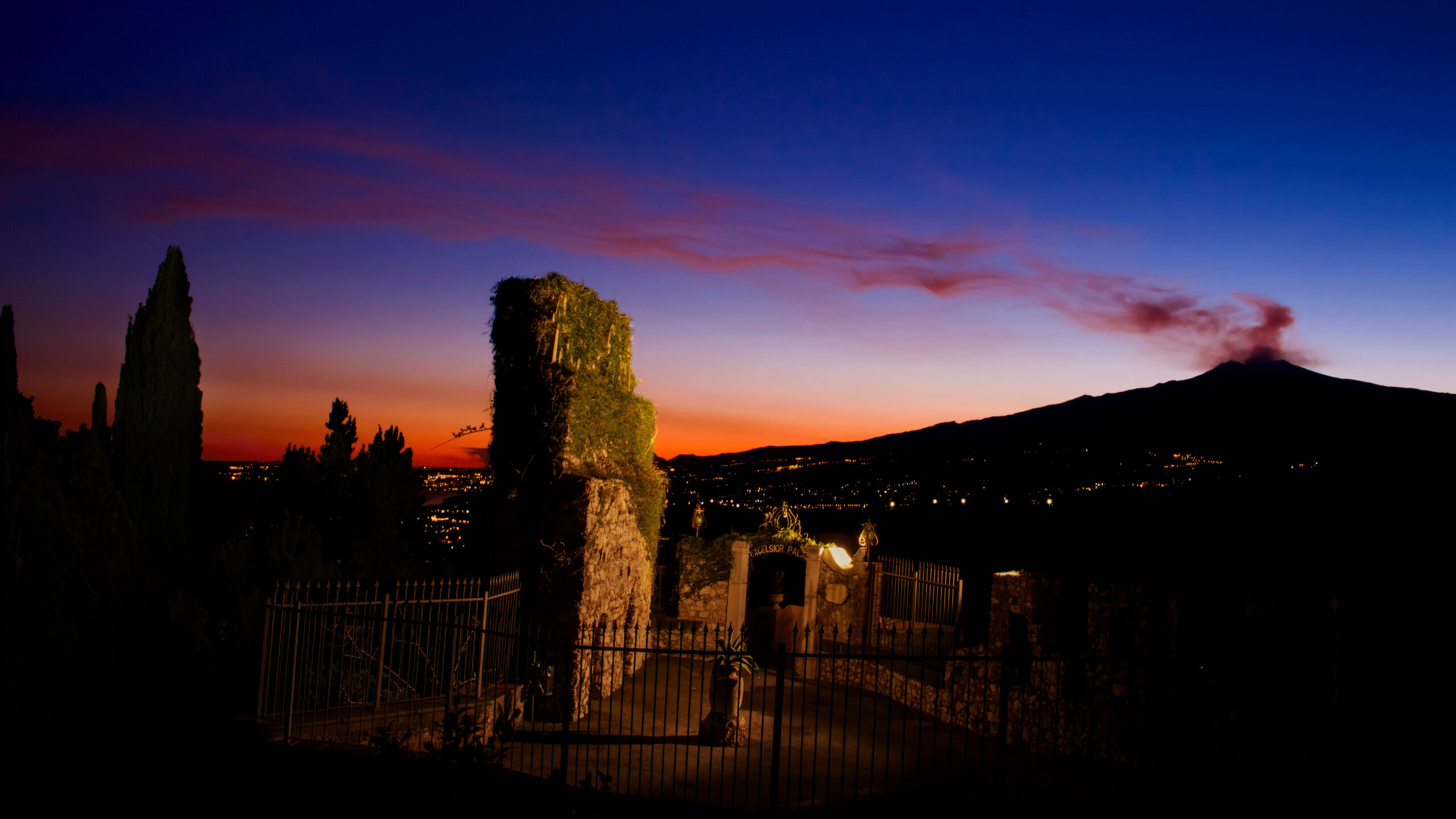 Mount Etna al tramonto: vista panoramica del vulcano in autunno con cielo arancione — Sicily October landscape