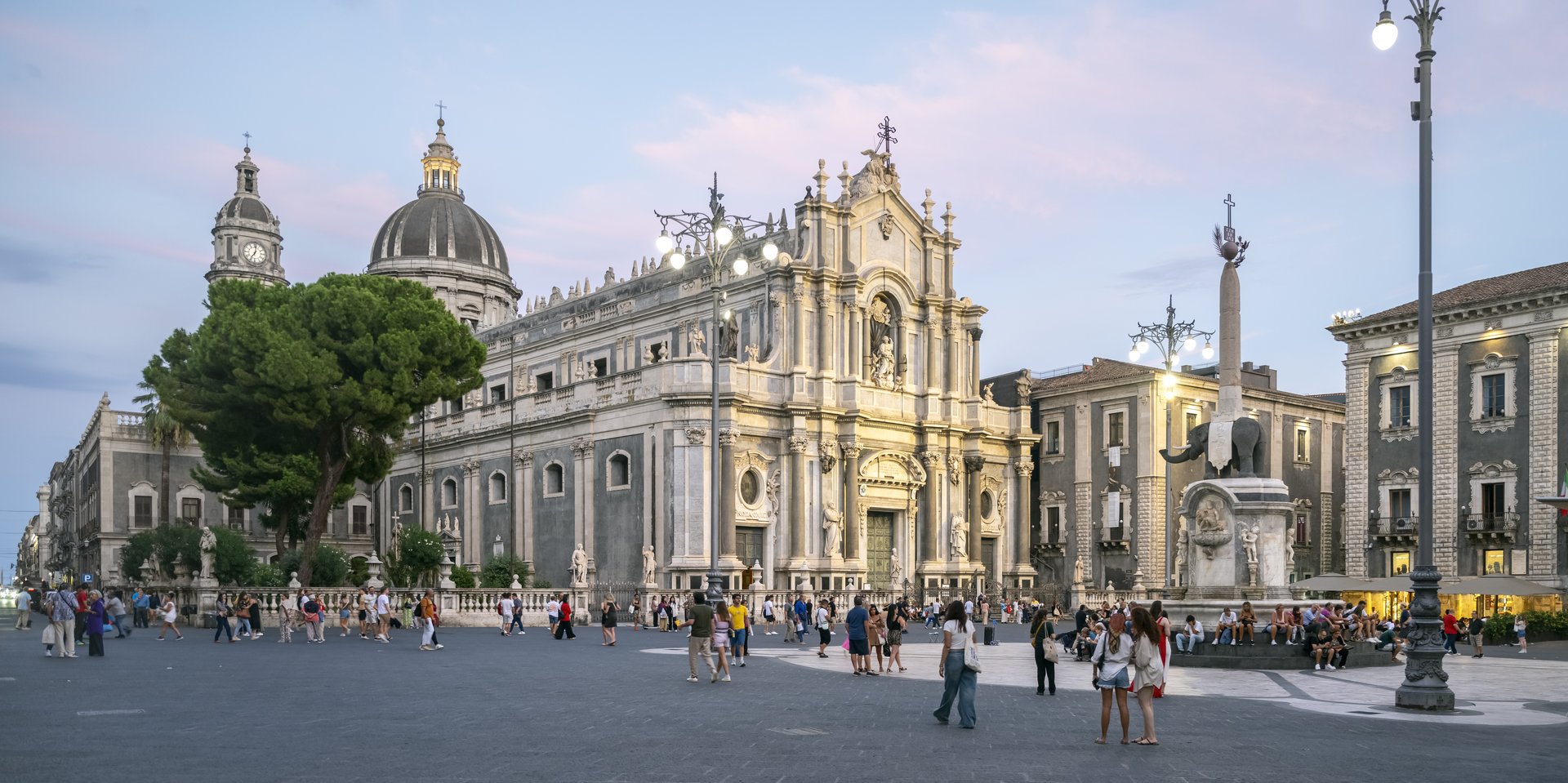 Piazza del Duomo di Catania con la Fontana dell Elefante e la Cattedrale di Sant Agata