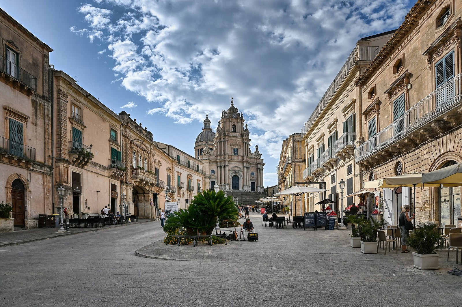 Facciata del Duomo di San Giorgio a Ragusa Ibla con la sua maestosa scalinata