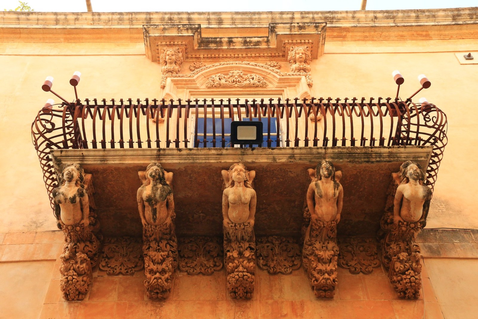 Palazzo Nicolaci di Villadorata a Noto, balconi barocchi, giorno 3 itinerario Sicilia 4 giorni