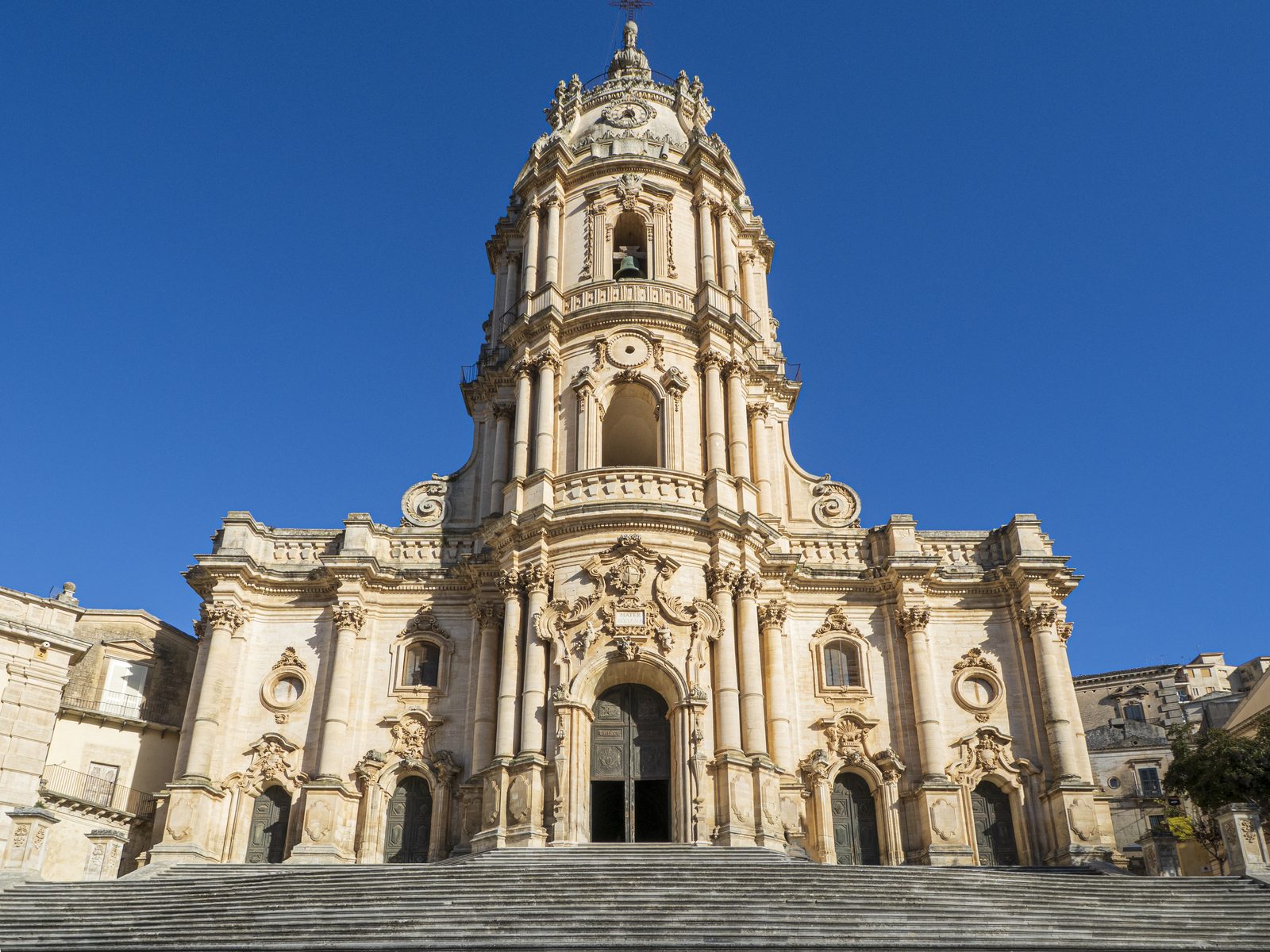 La facciata del Duomo di San Giorgio a Modica con la scalinata barocca