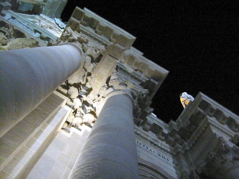 Cattedrale di Ortigia a Siracusa con facciata barocca e colonne doriche