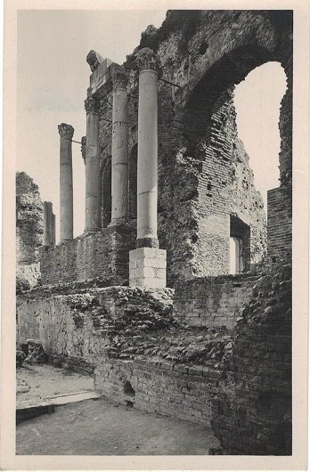 Il Teatro antico di Taormina con la scena romana e il panorama sull'Etna e la costa