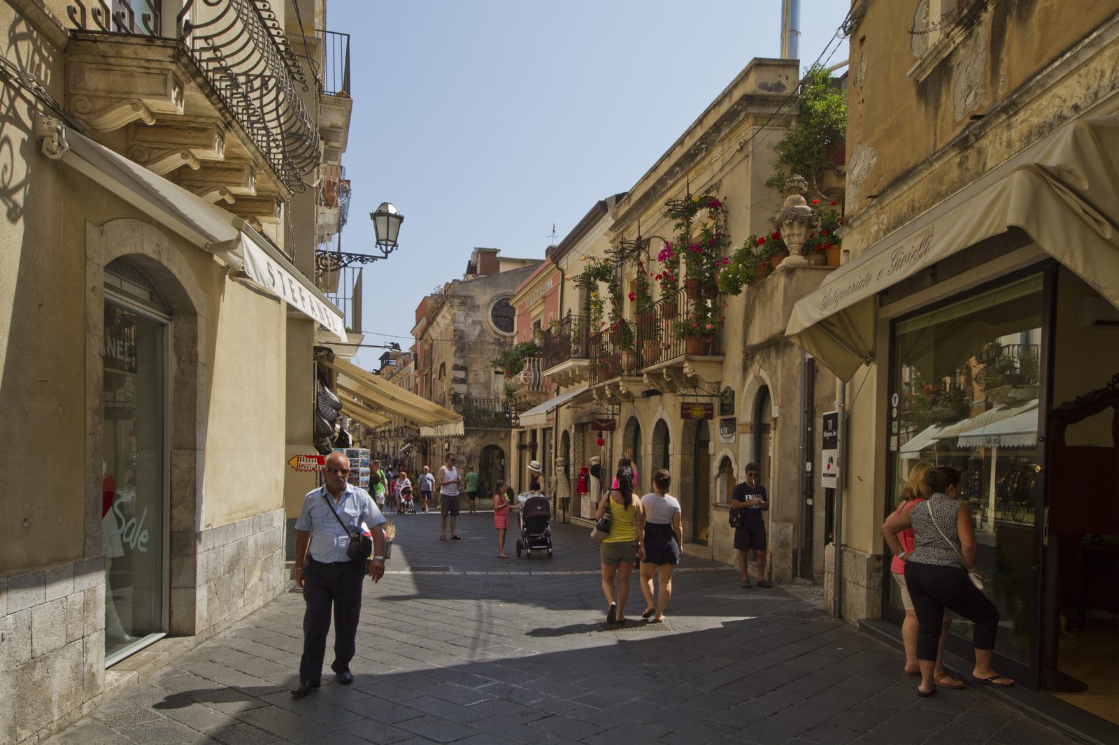 Corso Umberto a Taormina, la via principale del centro storico, con negozi e scalinate caratteristiche