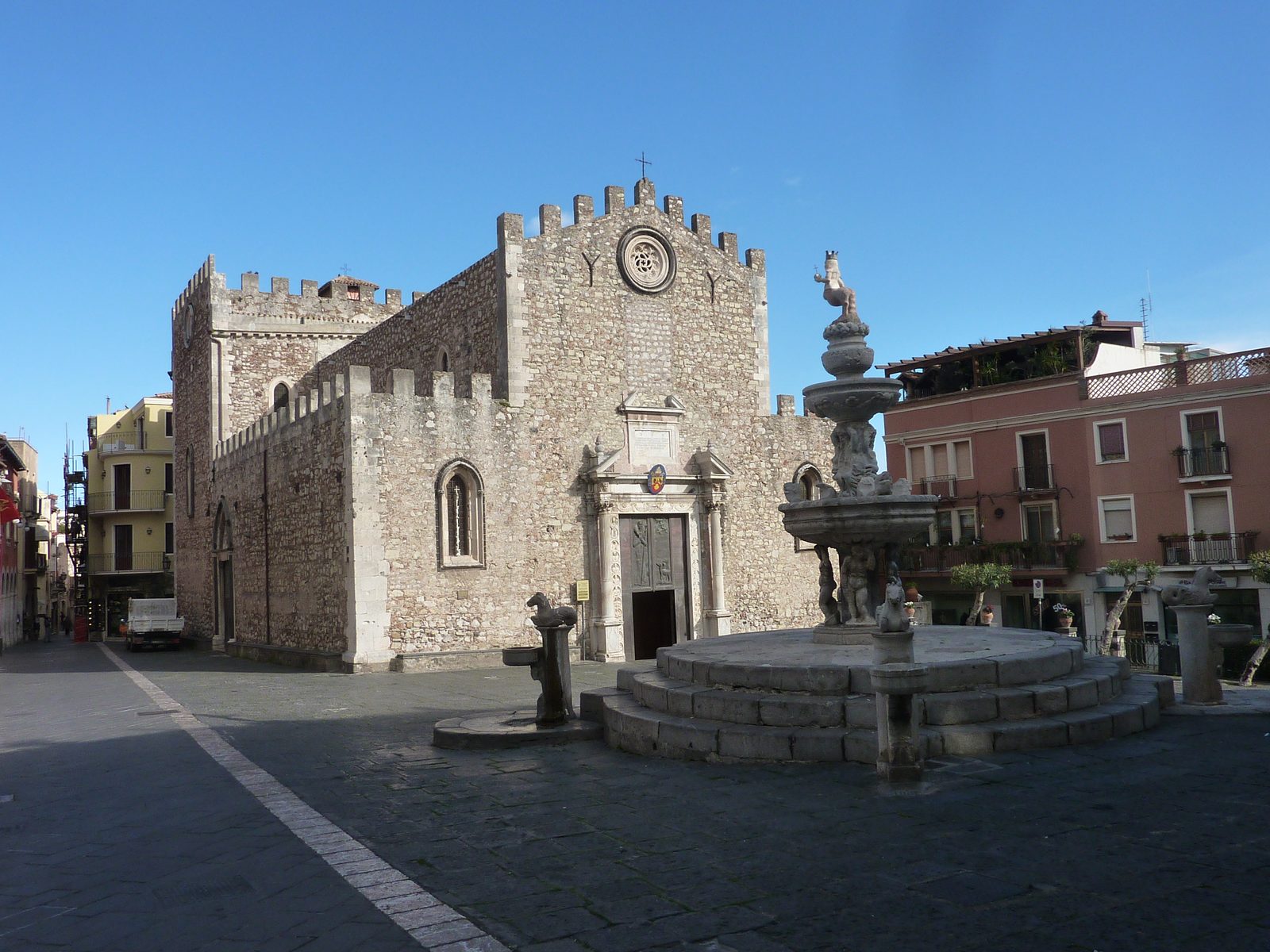Facciata del Duomo di Taormina, Cattedrale di San Nicolo di Bari, con il portale rinascimentale