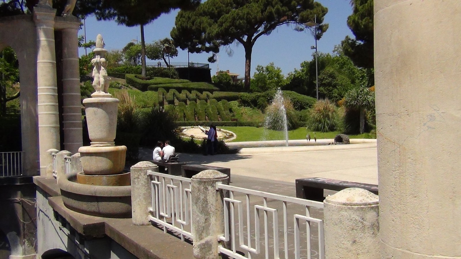 I giardini della Villa Bellini a Catania con il viale alberato