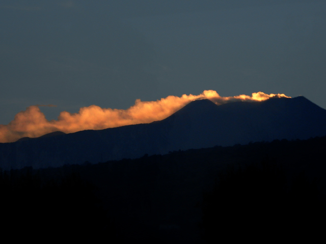 Il vulcano Etna al tramonto, visto dalla costa ionica — scenografia romantica di un weekend a Catania