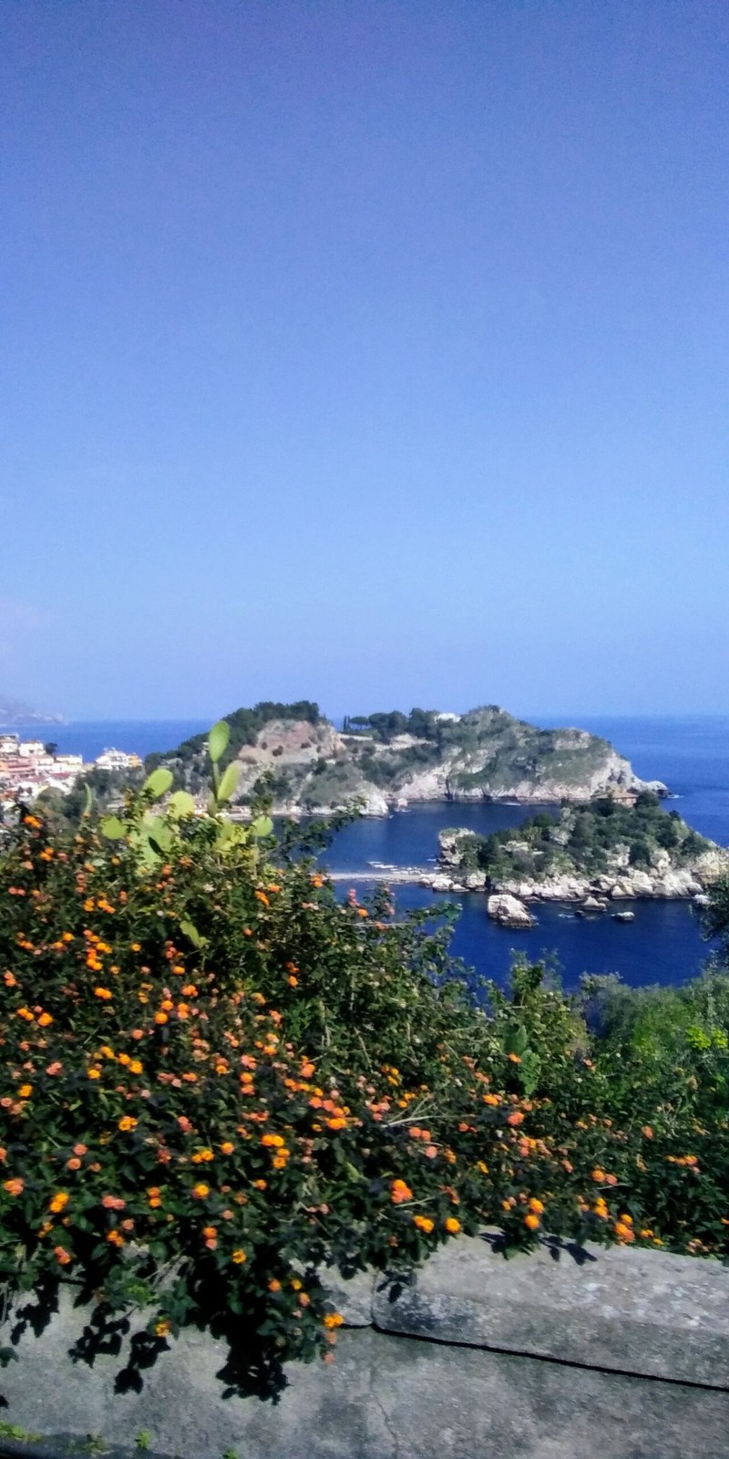 Isola Bella a Taormina vista dall'alto di via Luigi Pirandello — tappa mare di un weekend romantico in Sicilia