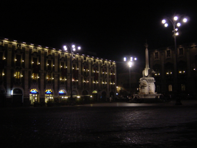 Piazza Duomo a Catania di notte con la Fontana dell'Elefante illuminata — tappa di un weekend romantico a Catania