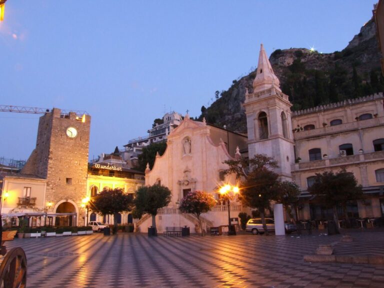 Weekend romantico in Sicilia: tramonto da Piazza IX Aprile a Taormina con vista sulla costa ionica