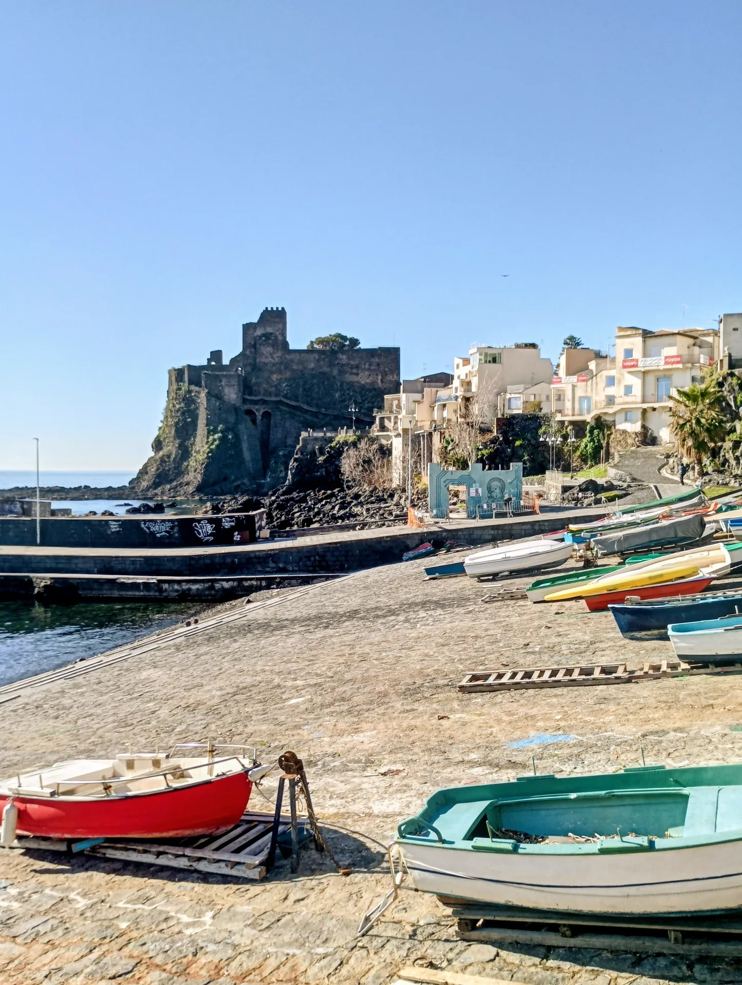 Aci Castello centro storico con la chiesa di San Filippo Apostolo e la piazza del paese di fronte al castello normanno