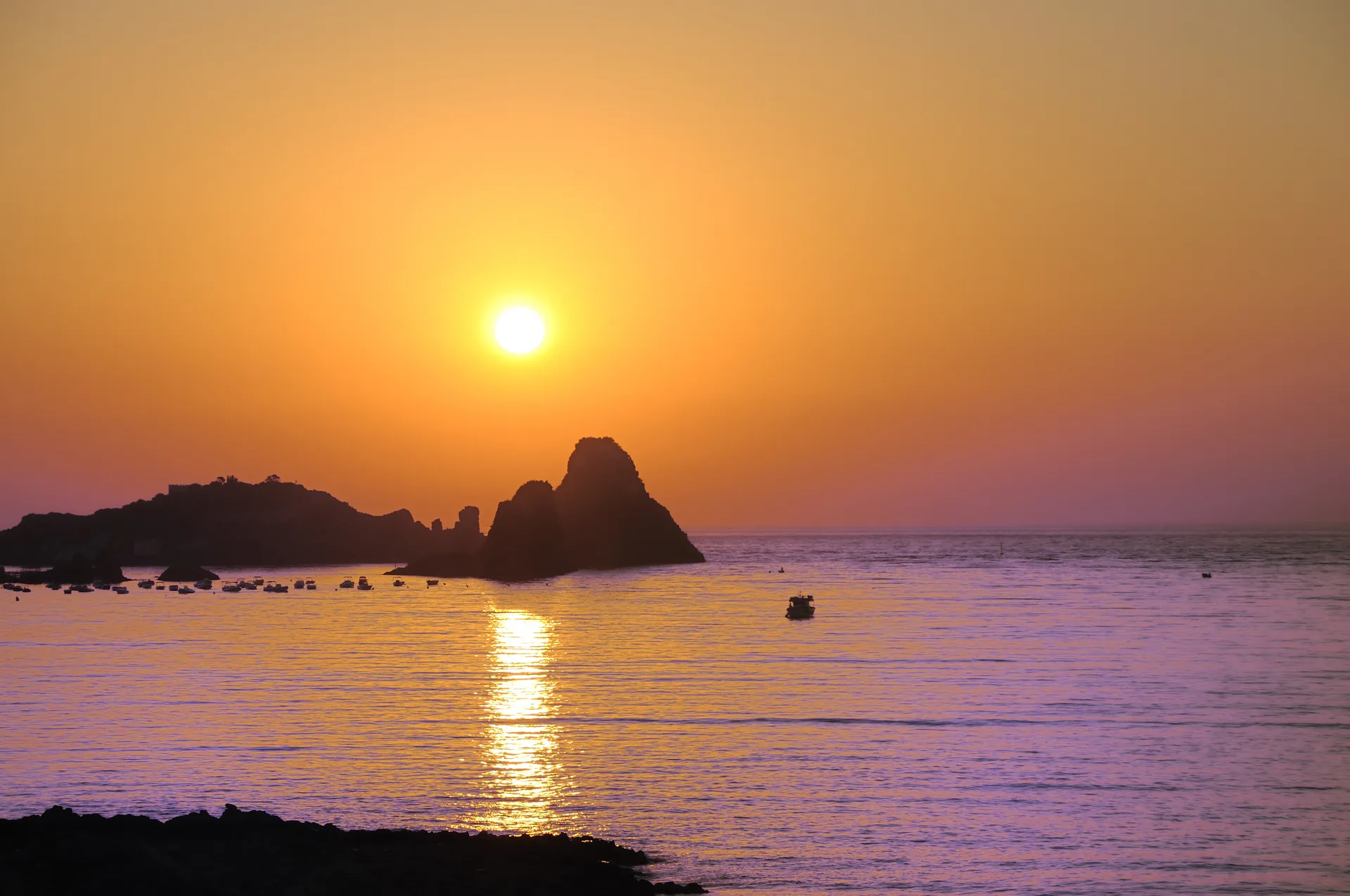 Aci Castello e faraglioni della Riviera dei Ciclopi, costa catanese