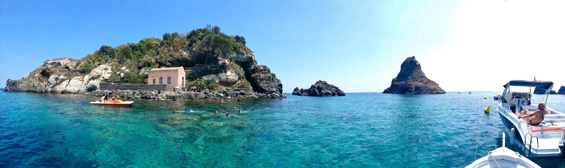 Isola Lachea ad Aci Trezza, la maggiore dei Faraglioni dei Ciclopi, sede della Riserva Naturale Integrale gestita dal CUTGANA