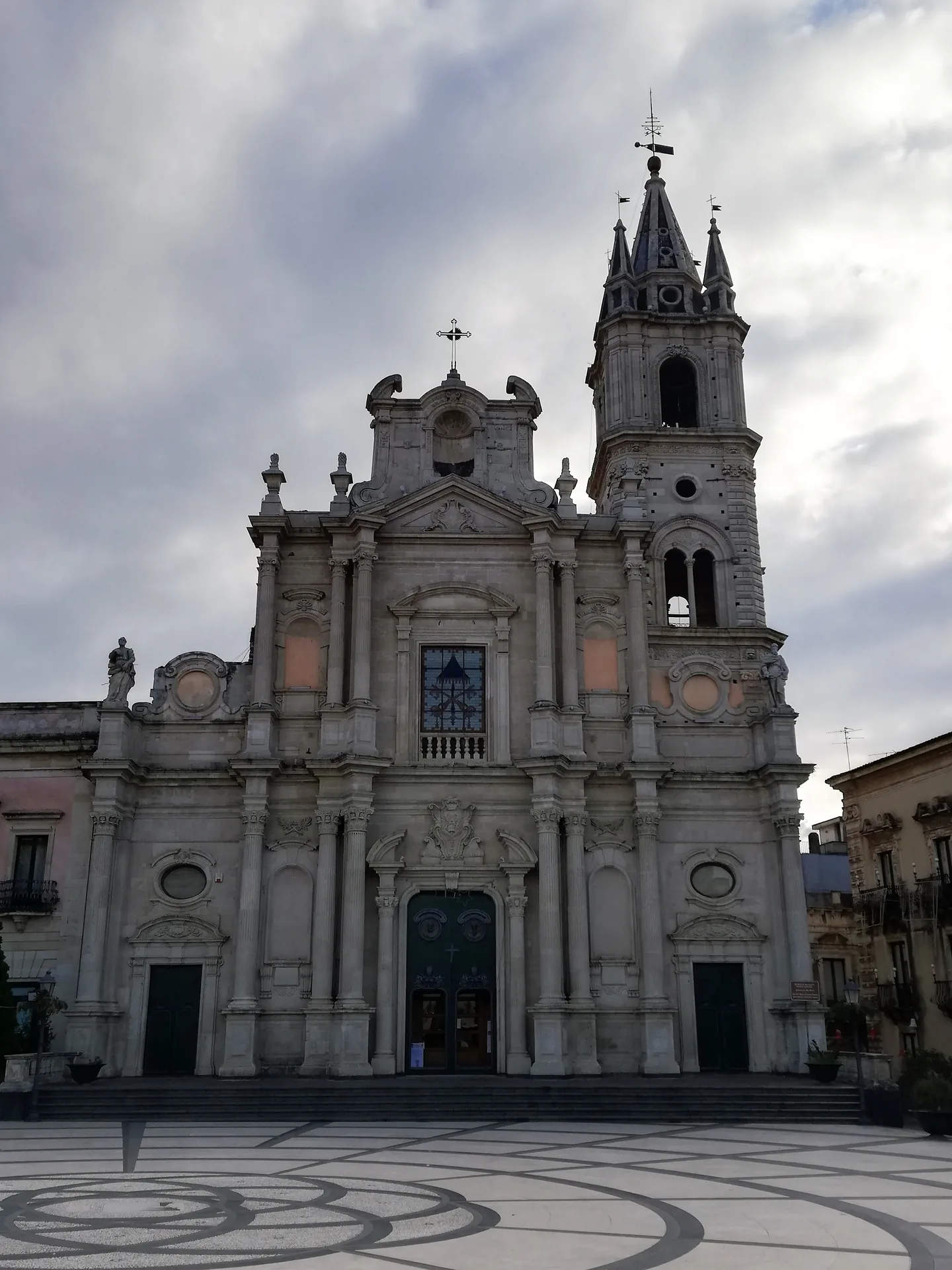 Basilica dei Santi Pietro e Paolo di Acireale sul lato sud di Piazza del Duomo con facciata barocca e campanile