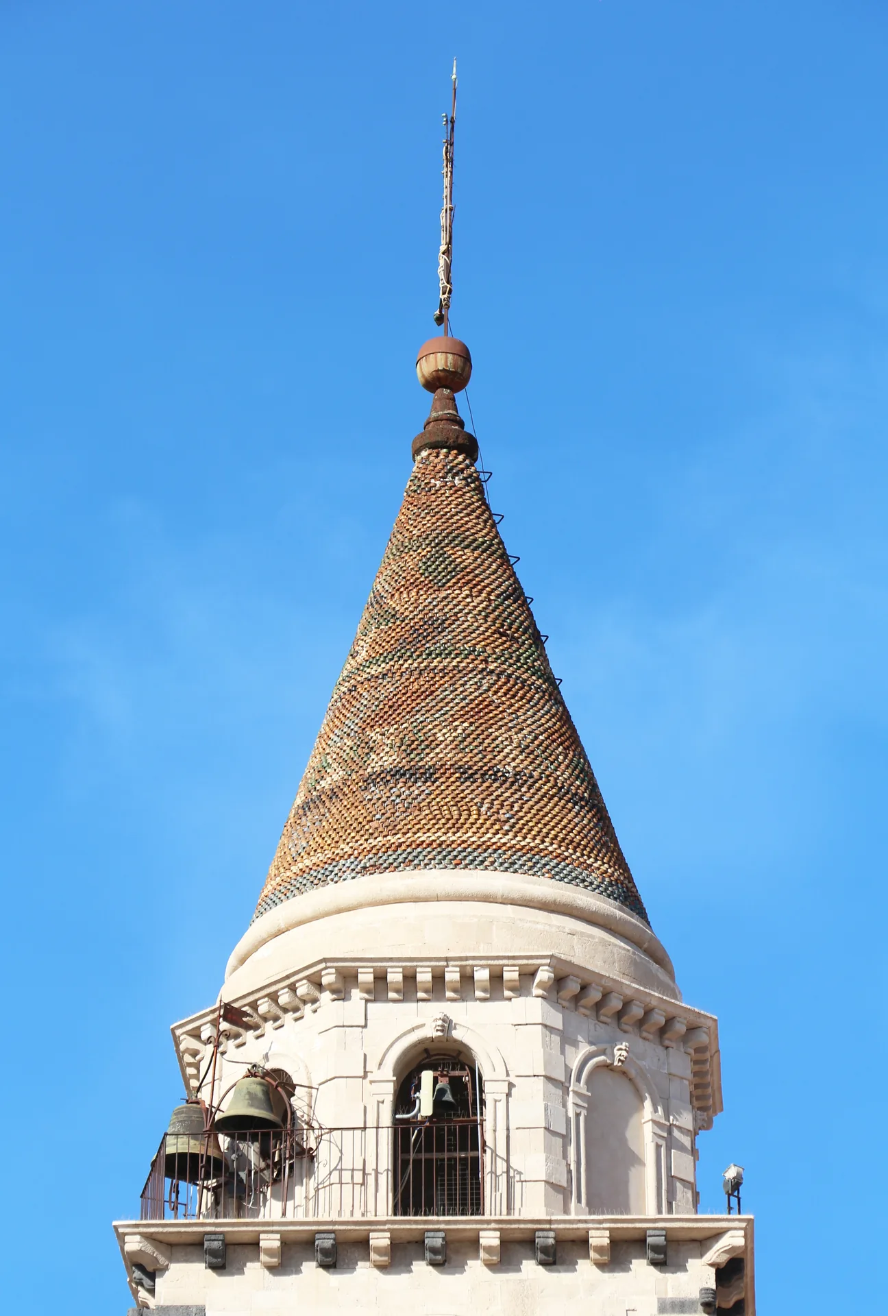 Cattedrale Maria Santissima Annunziata di Acireale con facciata neogotica e due campanili rivestiti in maiolica
