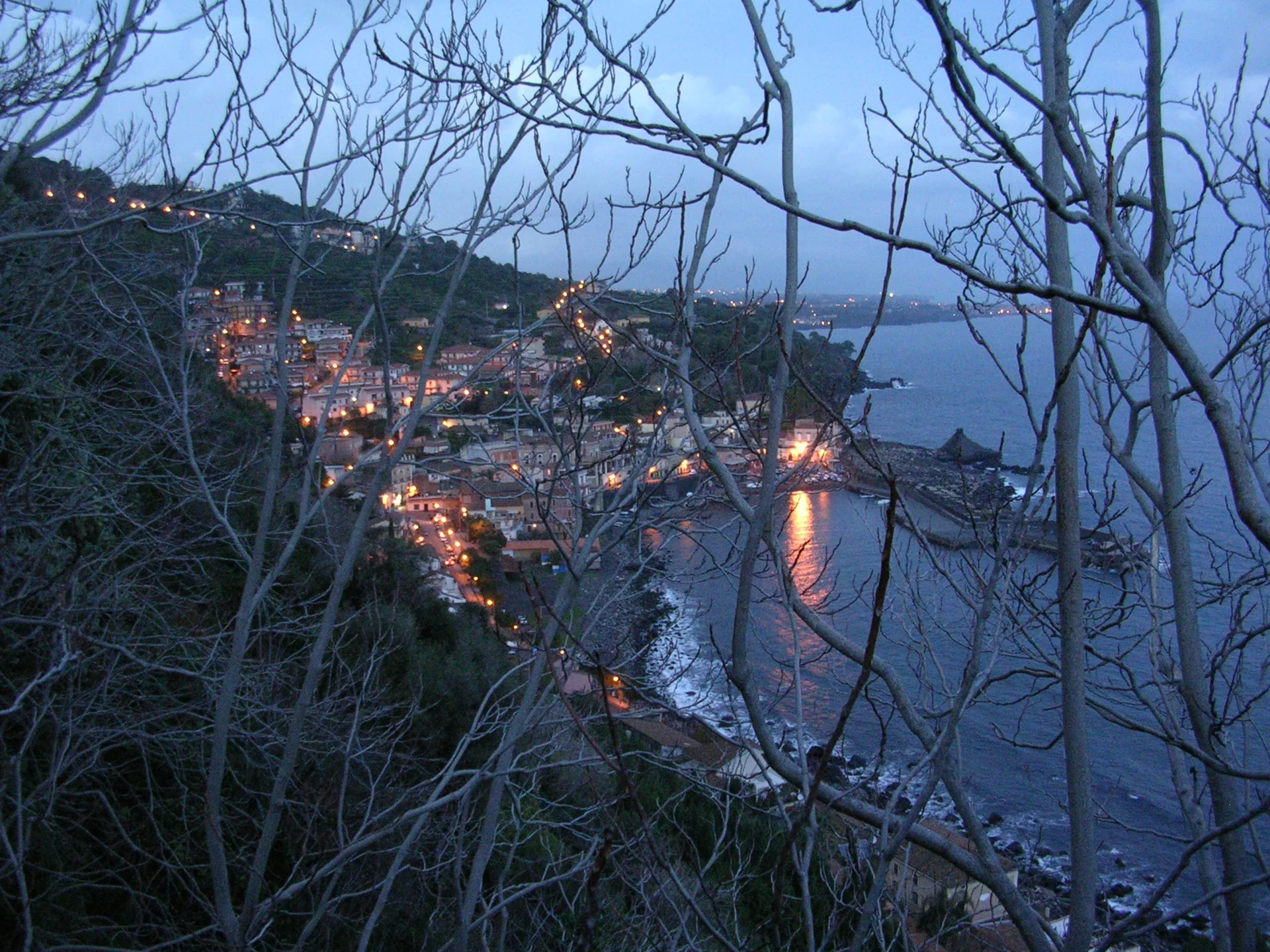 Sentiero Le Chiazzette ad Acireale con scalinata di basolato lavico del XVII secolo lungo la Riserva La Timpa