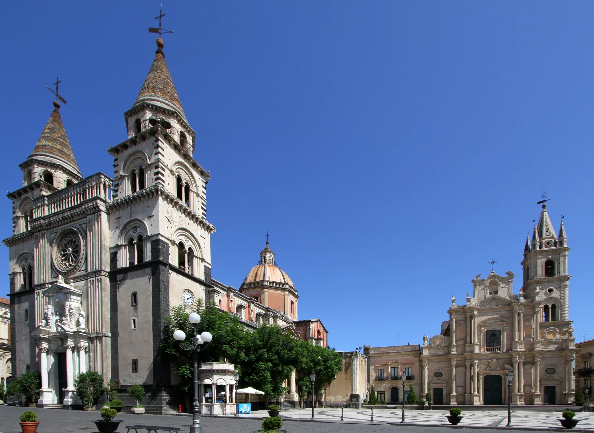 Piazza del Duomo di Acireale con la Cattedrale Maria SS Annunziata e i palazzi barocchi sullo sfondo