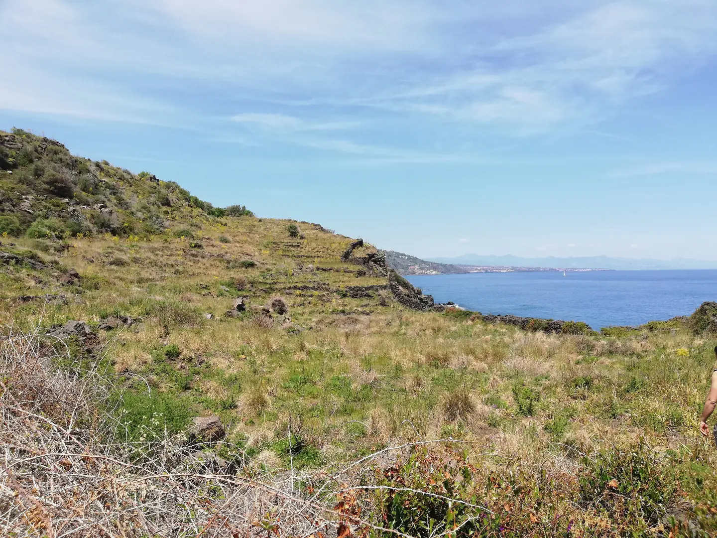 Riserva Naturale Orientata La Timpa di Acireale con scogliera lavica a strapiombo sul mare ionico