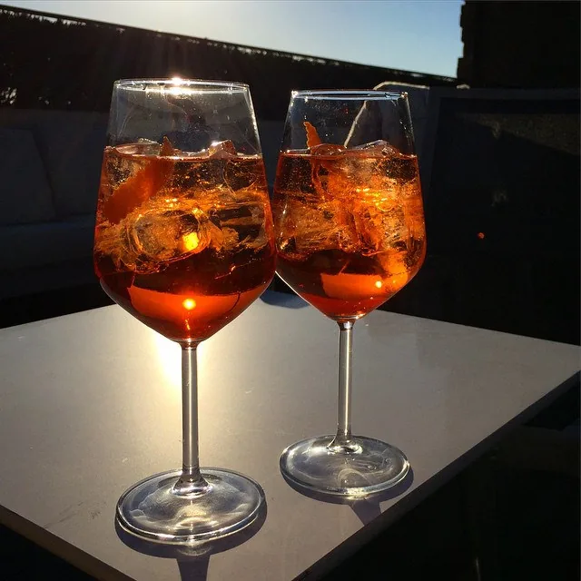 Aperol Spritz al tramonto, drink simbolo dell'aperitivo a Catania centro