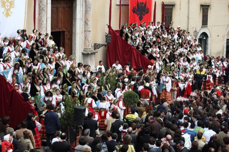 Easter Sunday at Piana degli Albanesi in Sicily — Albanian-rite Byzantine procession with women in traditional Arbëreshë costumes