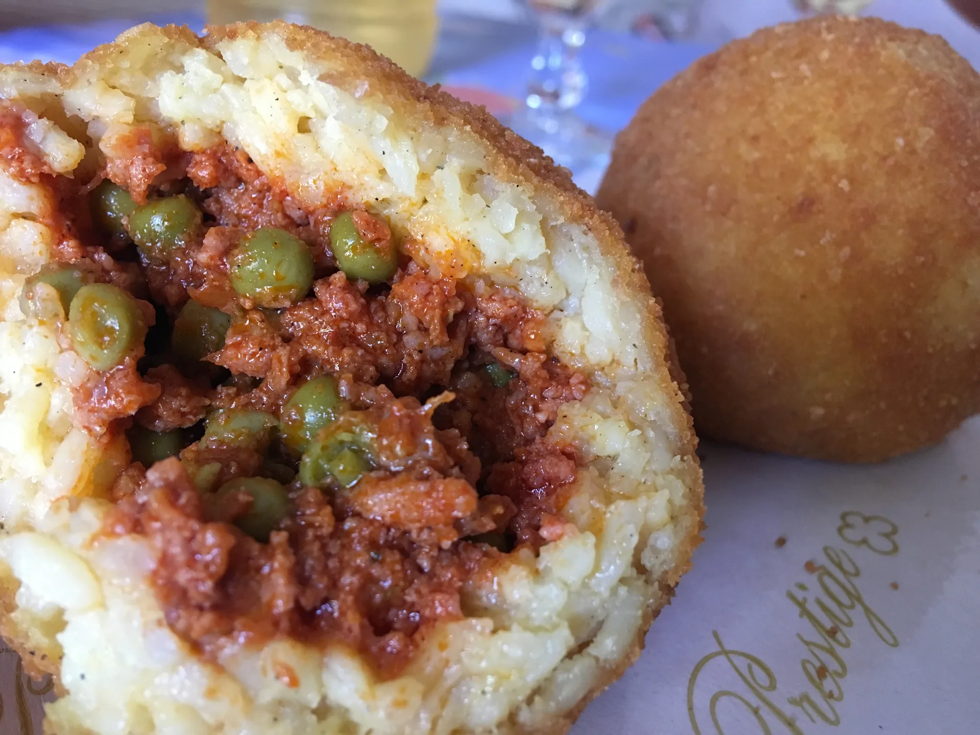 Arancino siciliano fritto al ragu e piselli