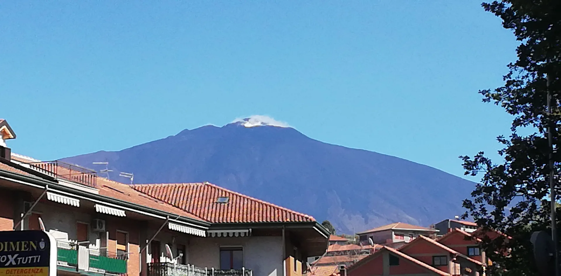 Vista panoramica di Bronte con l Etna sullo sfondo