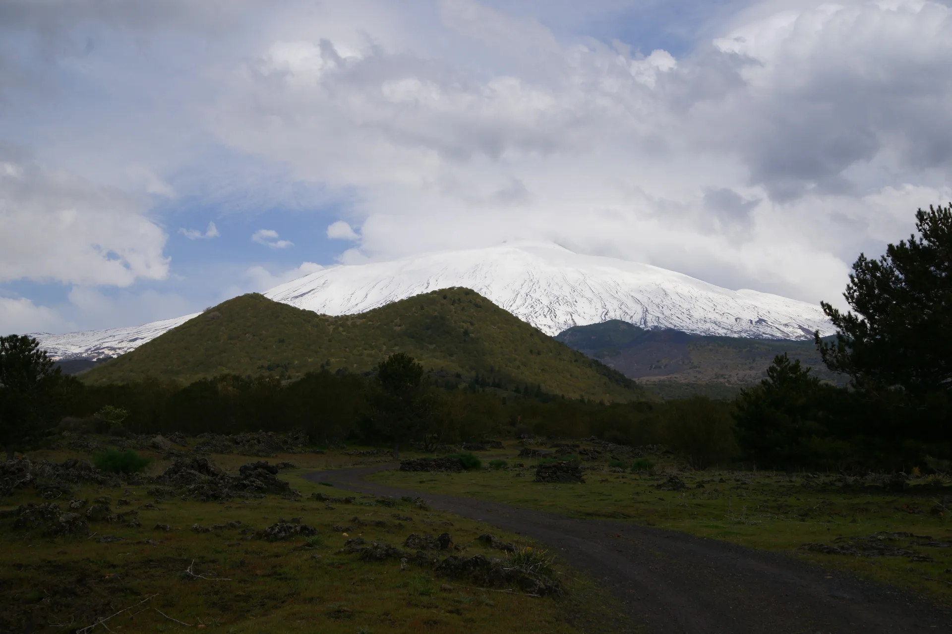 Bronte e il versante nord-occidentale dell'Etna, paesaggio lavico nel Parco dell'Etna in Sicilia