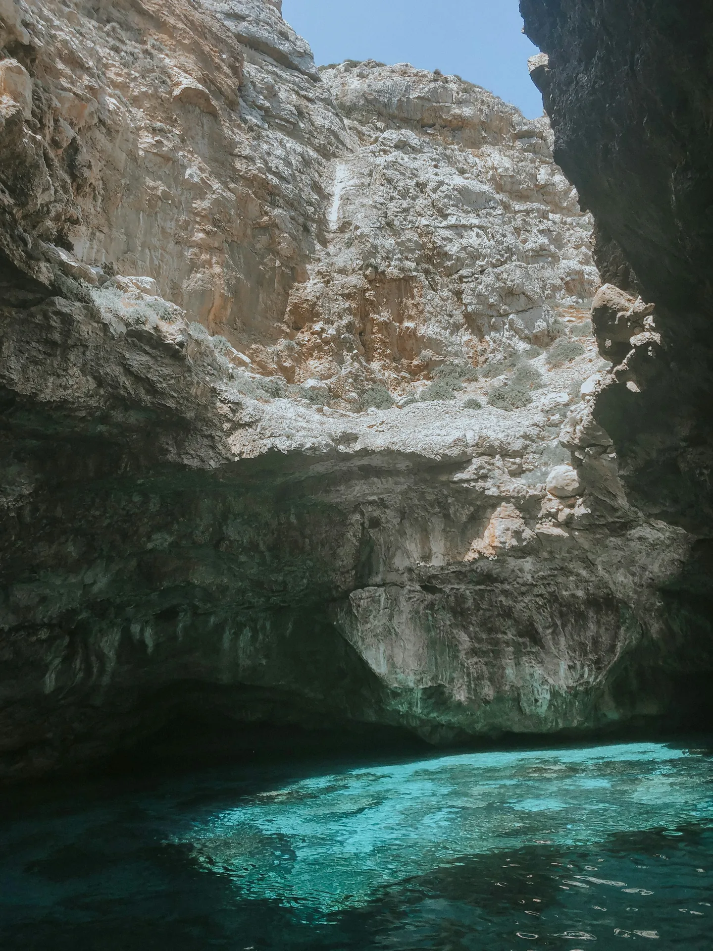 Baia di scogli con acqua cristallina a Cala Azzurra, Favignana