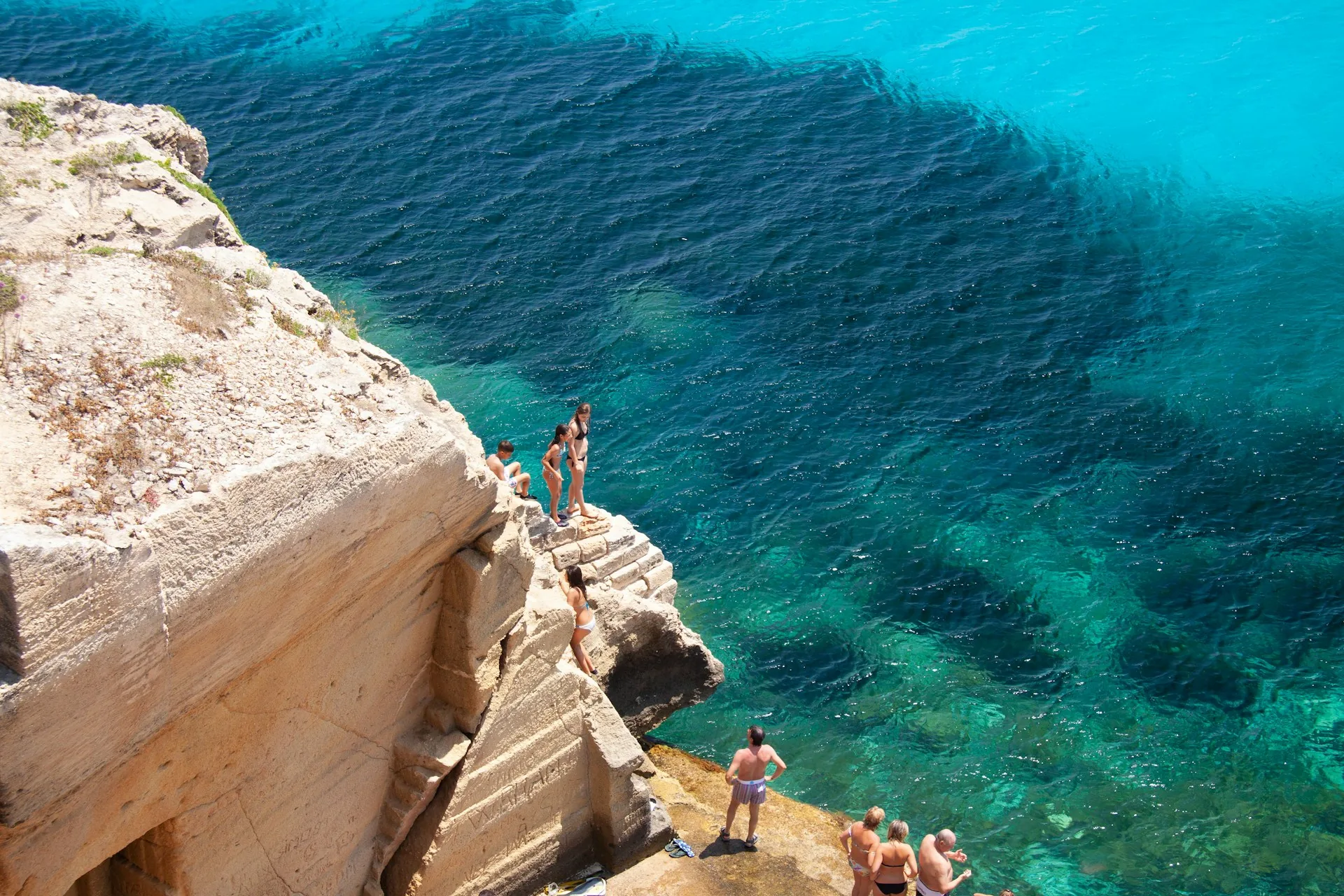 Scogli di tufo bianco e acqua turchese a Cala Rossa, Favignana