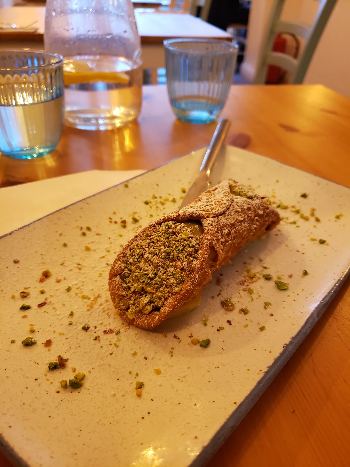 Cannolo siciliano farcito con ricotta fresca