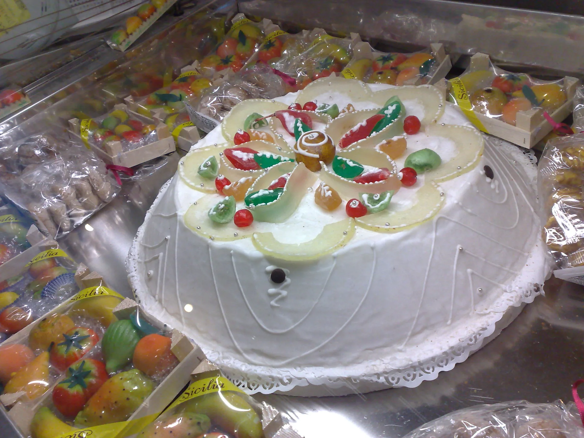 Cassata siciliana, dolce tradizionale con ricotta e frutta candita