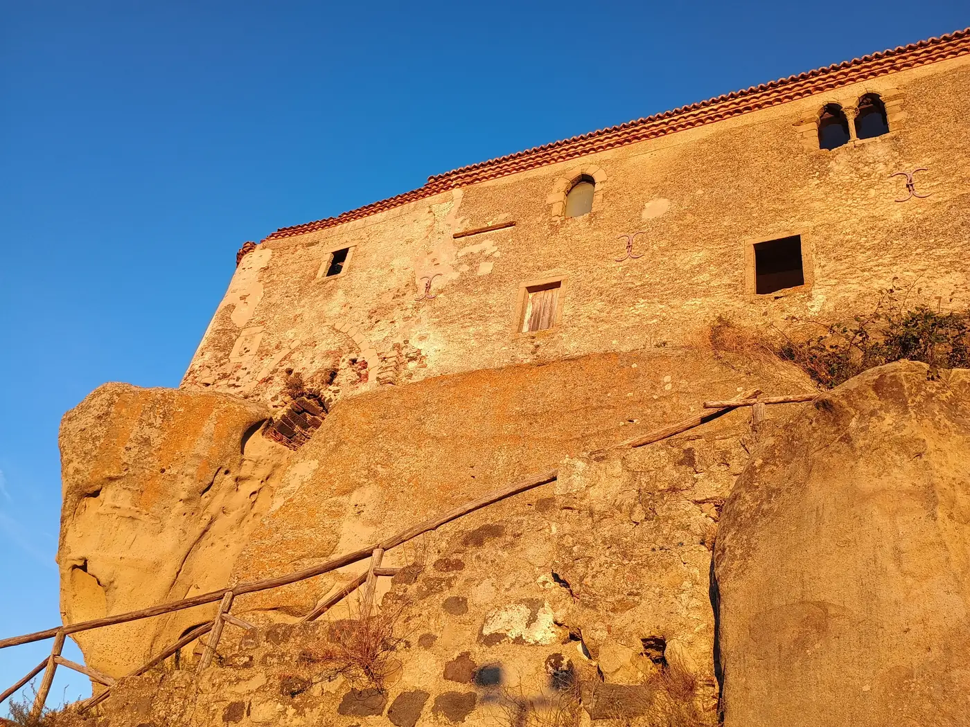 Castello di Lauria, rocca medievale di Castiglione di Sicilia su sperone roccioso