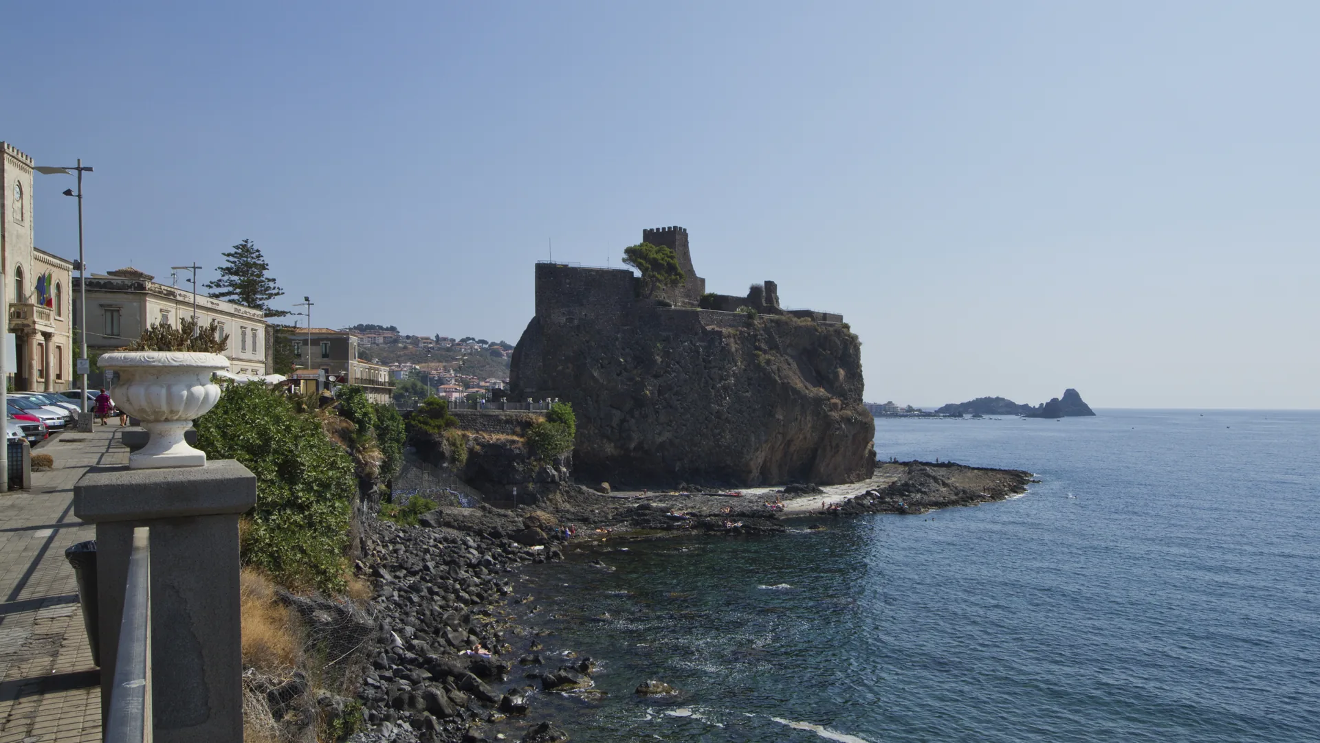Castello Normanno di Aci Castello sulla scogliera lavica con il mare ionico, vista panoramica dalla costa