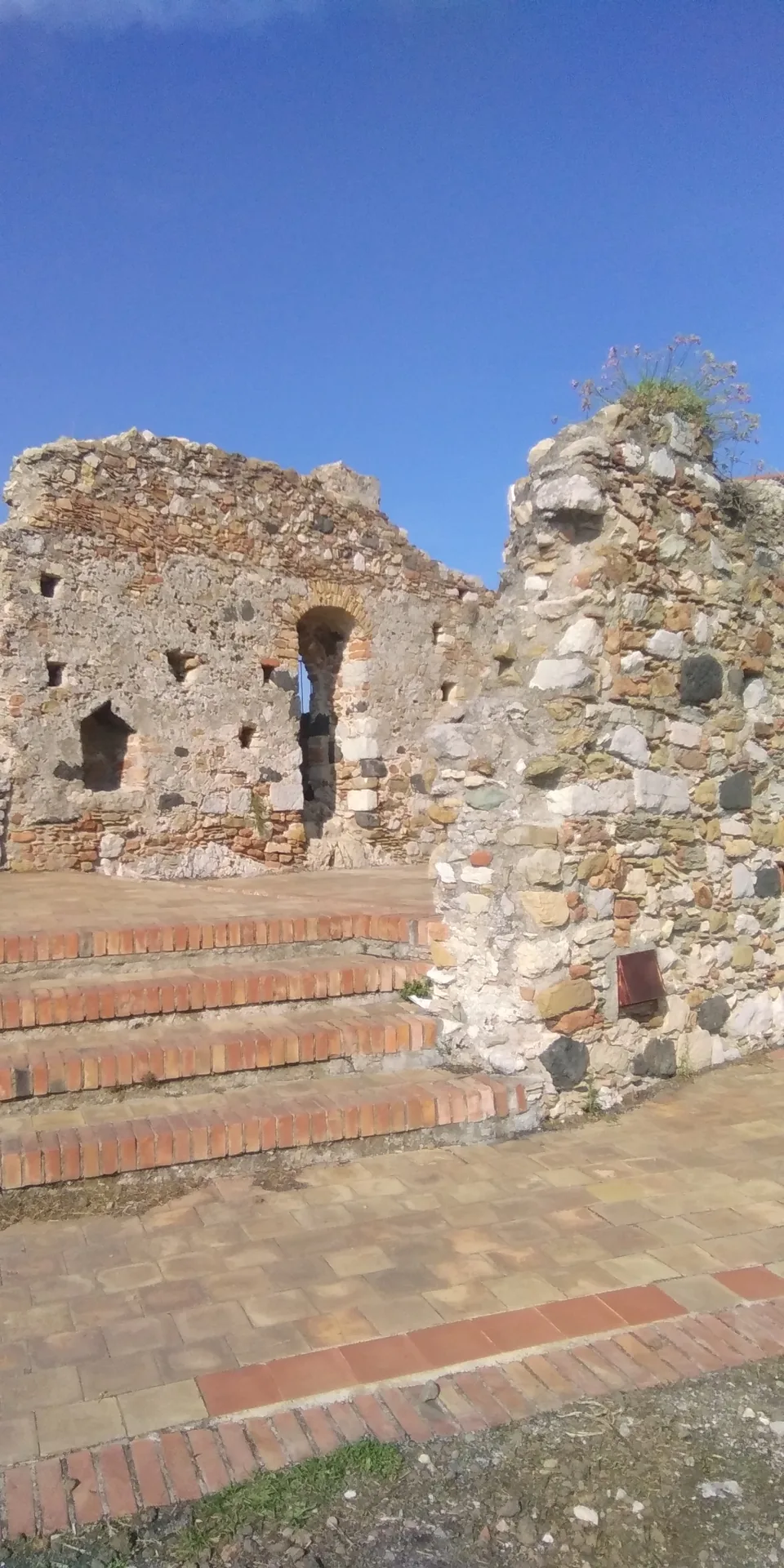 Ruderi del Castello di Mola a Castelmola, fortezza arabo-normanna dell'XI secolo che da il nome al borgo