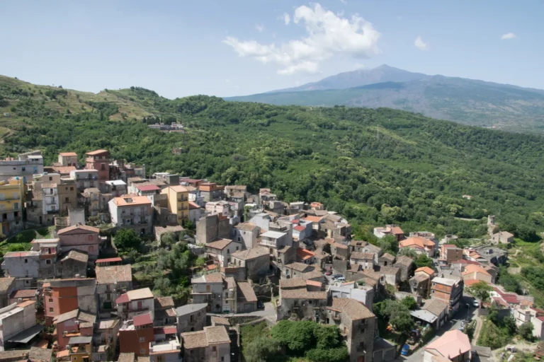 Vista panoramica di Castiglione di Sicilia arroccato con l'Etna innevato sullo sfondo