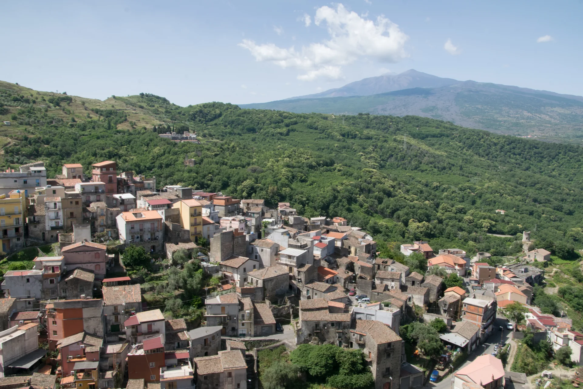 Vista panoramica di Castiglione di Sicilia arroccato con l'Etna innevato sullo sfondo