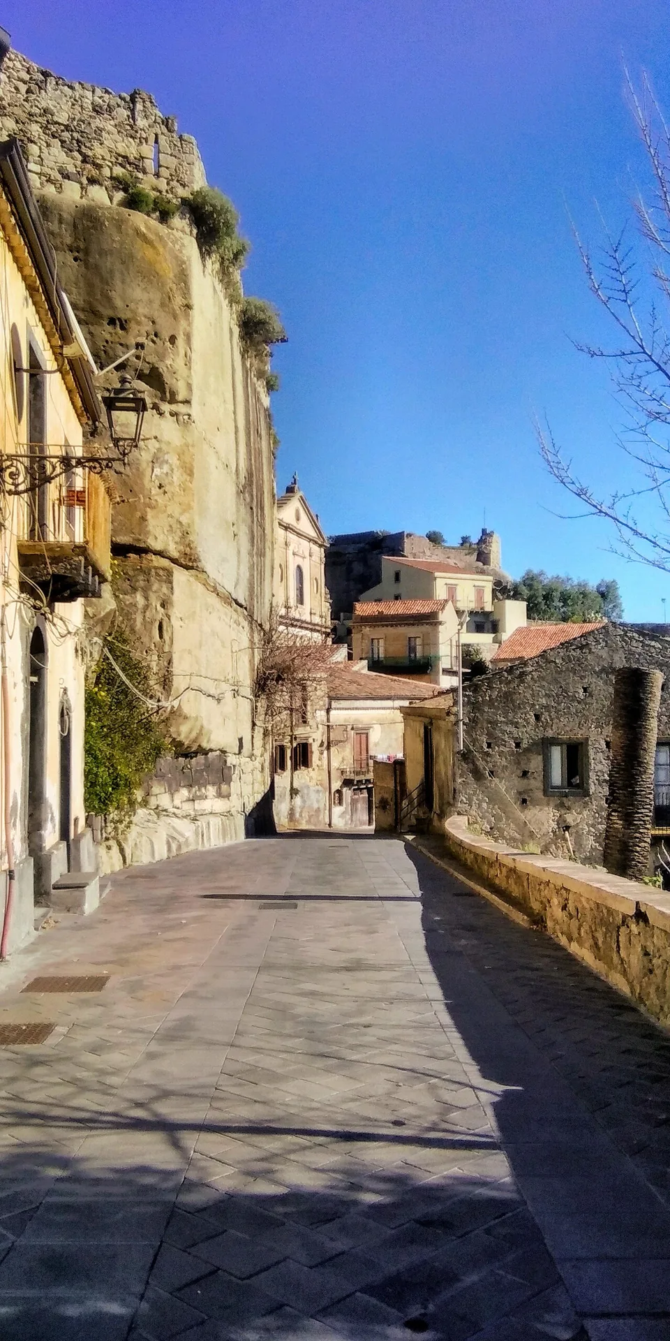 Vicolo lastricato in pietra lavica nel centro storico medievale di Castiglione di Sicilia