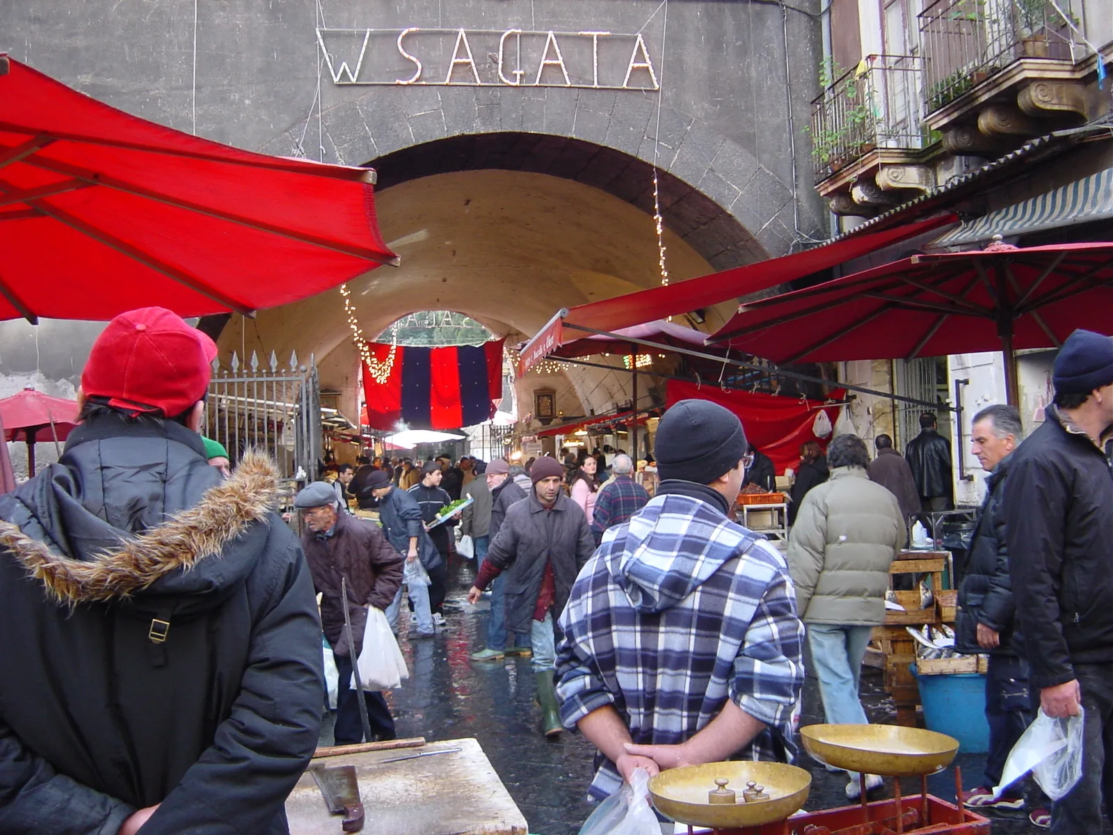 Historic view of La Pescheria in Catania, January 2006
