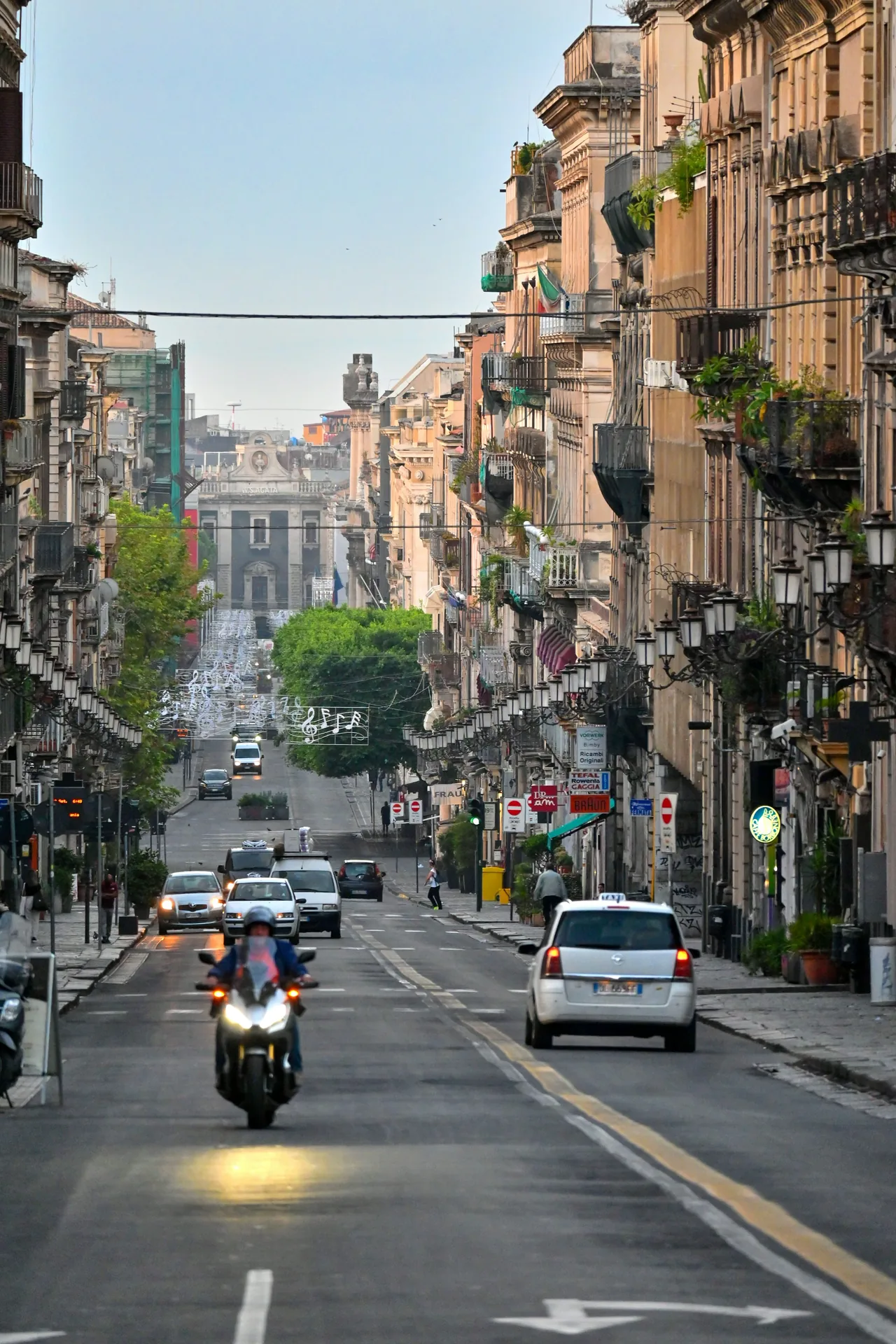 Vicolo del centro storico di Catania di sera con architettura barocca