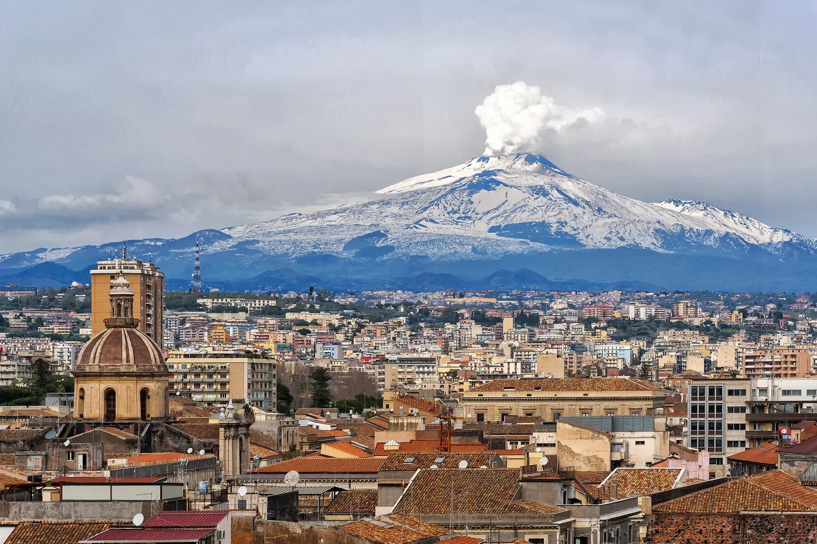 Catania vista dall'alto con il vulcano Etna che sovrasta la citta nel weekend