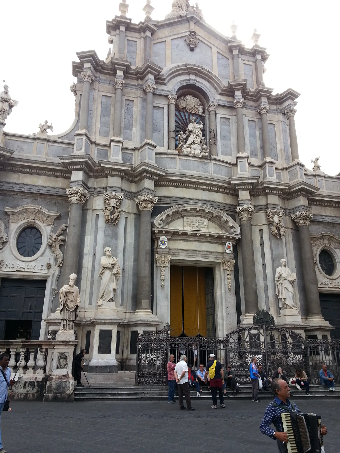 Facciata barocca della Cattedrale di Sant'Agata in piazza del Duomo a Catania